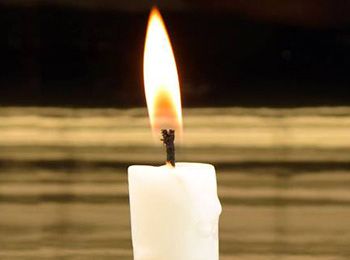 Candle representing Illinois Tech alum obituaries